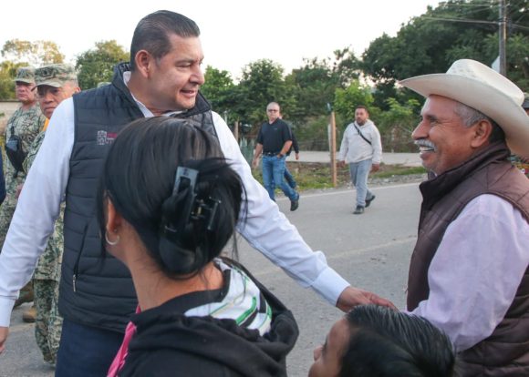 Puebla de pie, gobernador Armenta supervisa entrega de apoyos en El Carrizal