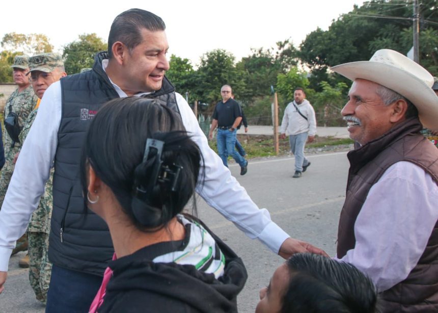 Puebla de pie, gobernador Armenta supervisa entrega de apoyos en El Carrizal