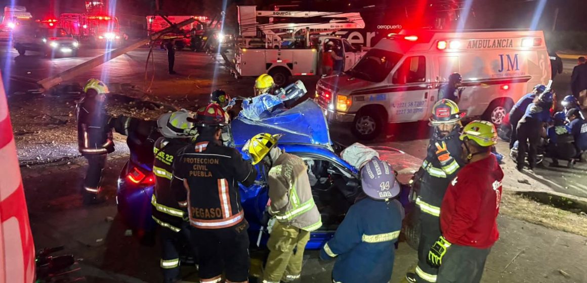 Muere joven al destrozar su auto sobre Vía Atlixcáyotl