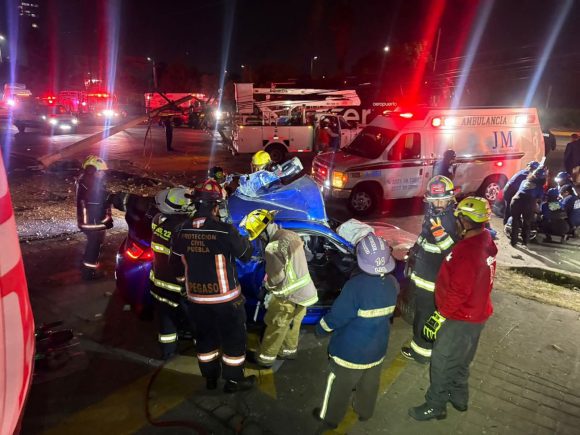 Tragedia en Atlixcáyotl: Dos jóvenes mueren en arrancones tras chocar contra poste