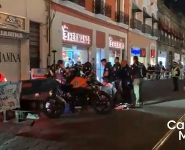 Muere mujer tras ser atropellada por una grúa en el Centro de Puebla