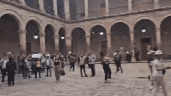 Marcha por Justicia para el alcalde de Uruapan culmina con incendio en Palacio de Gobierno