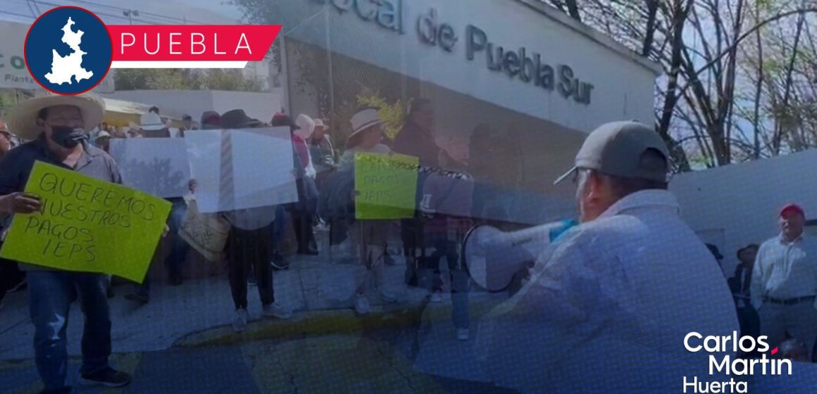 Portada Campesinos bloquean oficinas del SAT en la Recta a Cholula; exigen pago de IEPS al diésel CMH Campesinos bloquean oficinas del SAT en la Recta a Cholula; exigen pago de IEPS al diésel