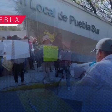 Campesinos bloquean oficinas del SAT en la Recta a Cholula; exigen pago de IEPS al diésel