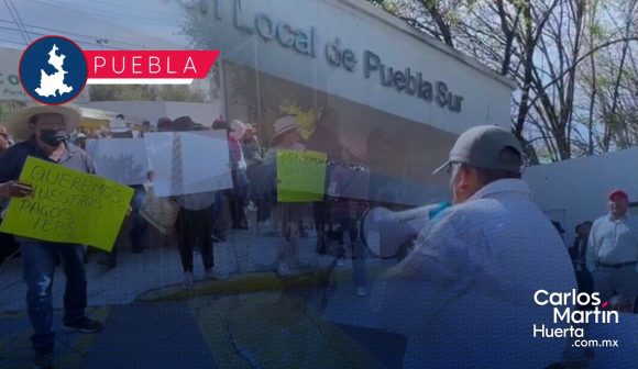 Campesinos bloquean oficinas del SAT en la Recta a Cholula; exigen pago de IEPS al diésel
