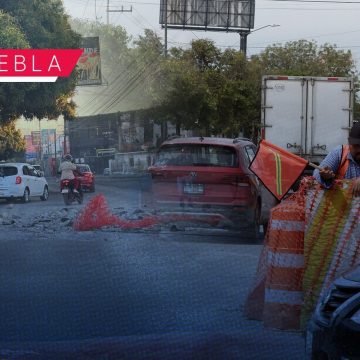 Caos vial en la 11 Sur; obras y obstrucción provoca tráfico intenso