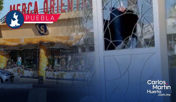 Dan cristalazo a tienda Merca Oriental en la Avenida Juárez