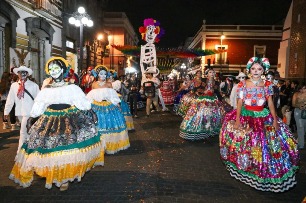 Desfile “Entre Vivos y Muertos”, identidad que reafirma riqueza cultural de Puebla 1 Desfile Entre vivos y muertos Puebla