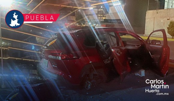 Desvalijan coche en estacionamiento de Mega en Vía Atlixcáyotl; se niegan a hacerse cargo