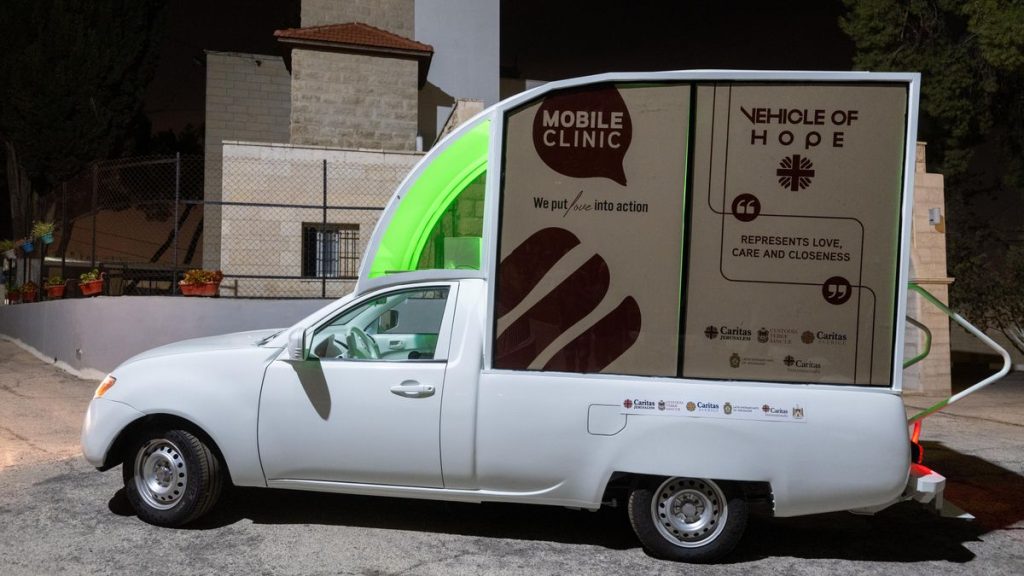 El Papamovil se convierte en una clinica itinerante para los ninos de Gaza 2