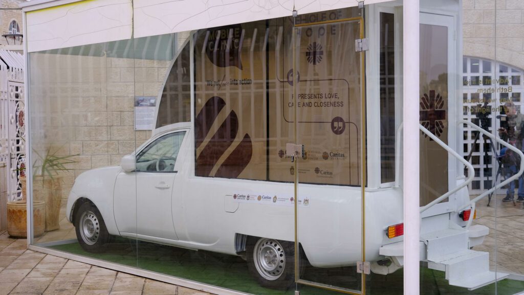 El Papamóvil se convierte en una clínica itinerante para los niños de Gaza