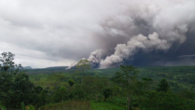 Evacúan a más de mil personas en Indonesia tras erupción del volcán Semeru
