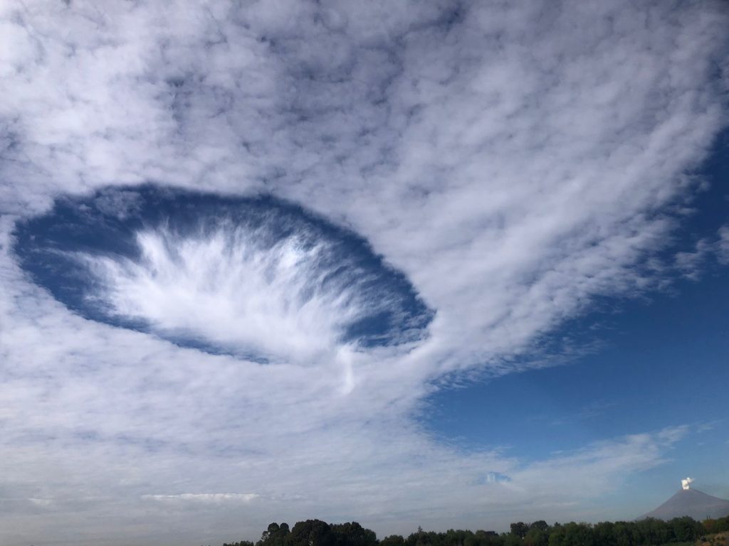 Fenomeno de 22nube cavum22 sorprende en Puebla