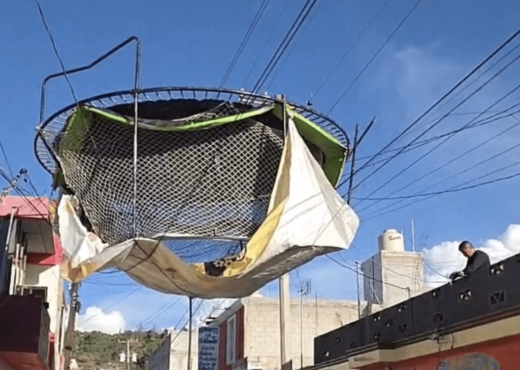 Fuerte viento desplaza trampolín a cables de luz en Ciudad Serdán 2 Fuerte viento desplaza trampolin a cables de luz en Ciudad Serdan