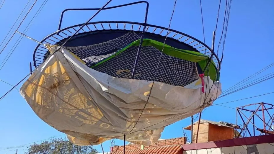 Fuerte viento desplaza trampolín a cables de luz en Ciudad Serdán 1 Fuerte viento desplaza trampolín a cables de luz en Ciudad Serdán