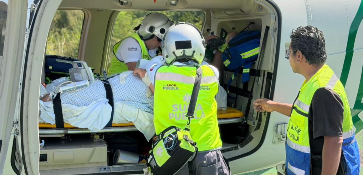 Traslado aéreo de emergencia salva a joven con quemaduras graves en Acatlán de Osorio