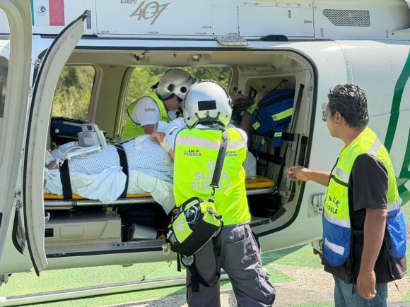 Traslado aéreo de emergencia salva a joven con quemaduras graves en Acatlán de Osorio