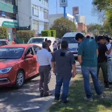 Agente de la FGE en Puebla es arrastrada por camioneta durante intervención en percance