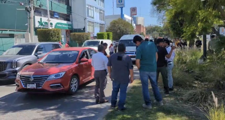 Agente de la FGE en Puebla es arrastrada por camioneta durante intervención en percance