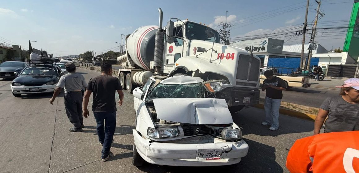 Tragedia vial en Amozoc: Revolvedora aplasta Tsuru; dos mujeres fallecen