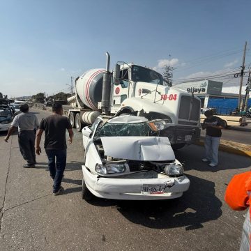 Tragedia vial en Amozoc: Revolvedora aplasta Tsuru; dos mujeres fallecen