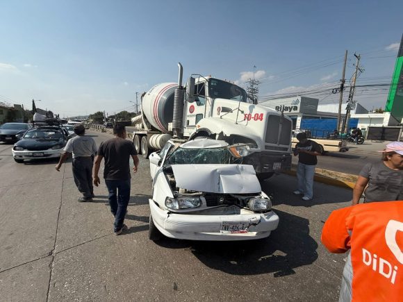 Tragedia vial en Amozoc: Revolvedora aplasta Tsuru; dos mujeres fallecen
