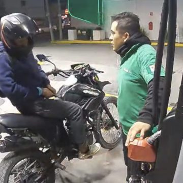 Motociclista armado asalta gasolinera en la colonia Clavijero