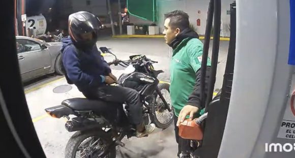 Motociclista armado asalta gasolinera en la colonia Clavijero