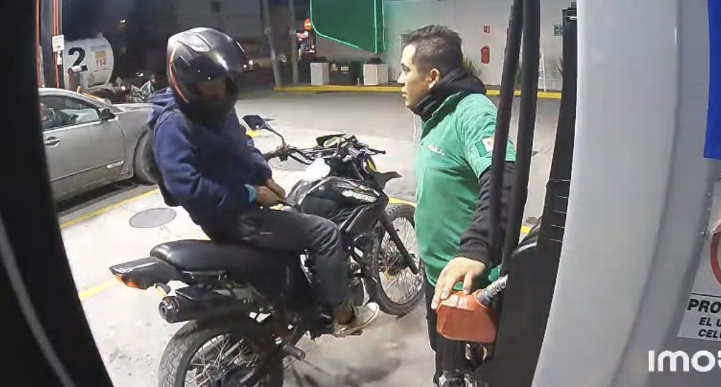Screenshot Motociclista armado asalta gasolinera en la colonia Clavijero