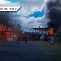 Incendio en almacén de tarimas provoca cierre total de la carretera federal México-Puebla en Texmelucan