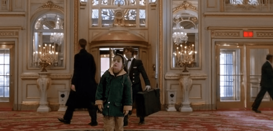 Kevin en el Lobby del Plaza Navidad de película: The Plaza ofrece un fin de semana inspirado en Mi Pobre Angelito 2