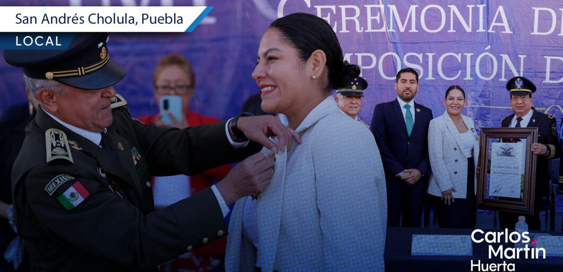 Lupita Cuautle recibe la Venera “Gran Defensora de la Patria” en ceremonia militar en San Andrés Cholula
