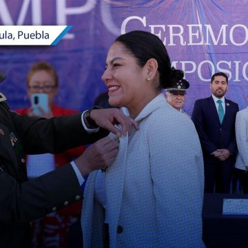 Lupita Cuautle recibe la Venera “Gran Defensora de la Patria” en ceremonia militar en San Andrés Cholula