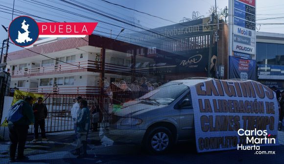 Maestros bloquean la Recta a Cholula, exigen a la SEP liberación de plazas