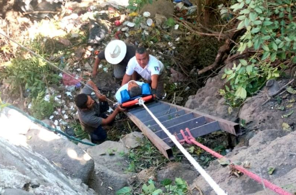 Rescatan a hombre en Huaquechula tras caer en barranca de 10 metros