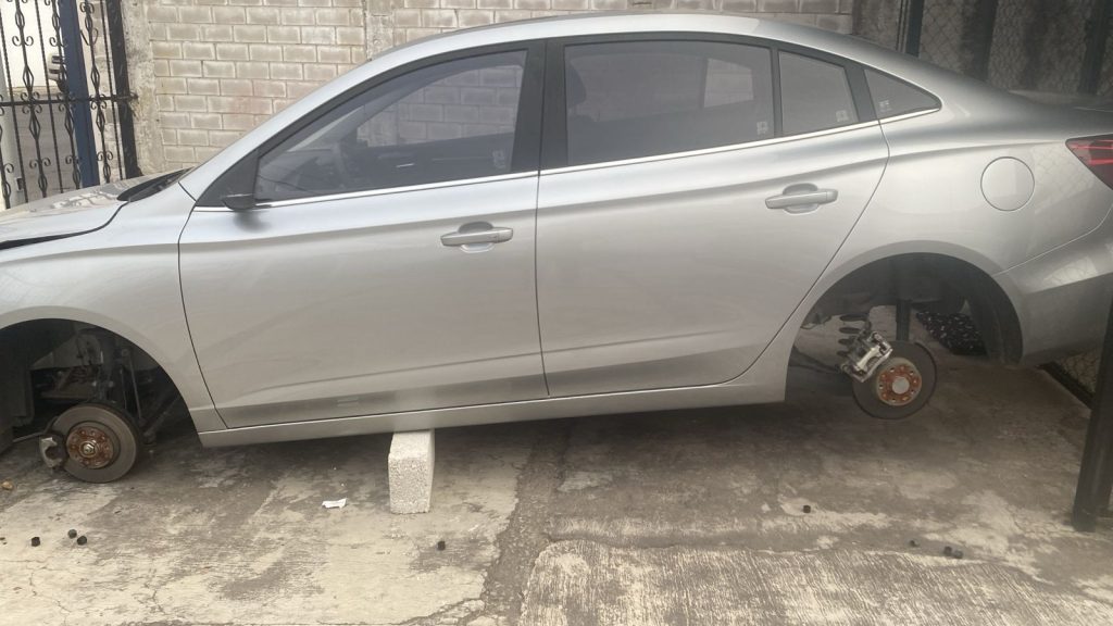 Robo de llantas en la colonia La Hacienda