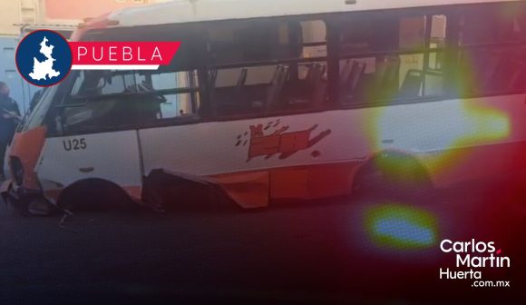 Ruta M28 choca contra árboles en Camino a Morillotla; conductor huye y deja unidad atravesada