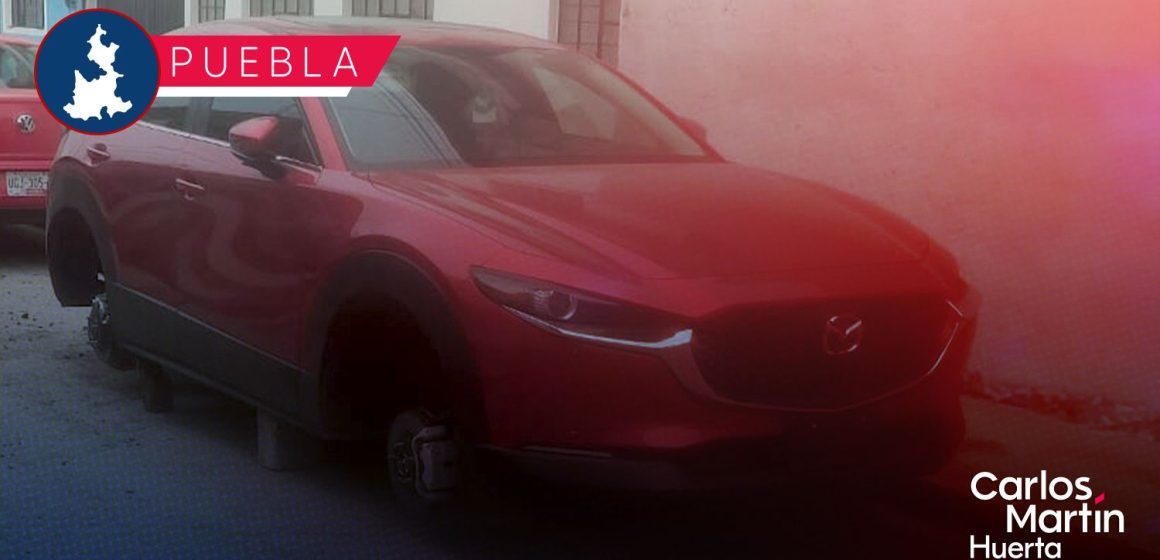 Sin las 4 llantas y en tabiques es como dejaron una camioneta en la colonia Santa Bárbara