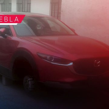 Sin las 4 llantas y en tabiques es como dejaron una camioneta en la colonia Santa Bárbara