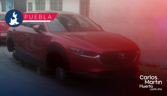 Sin las 4 llantas y en tabiques es como dejaron una camioneta en la colonia Santa Bárbara