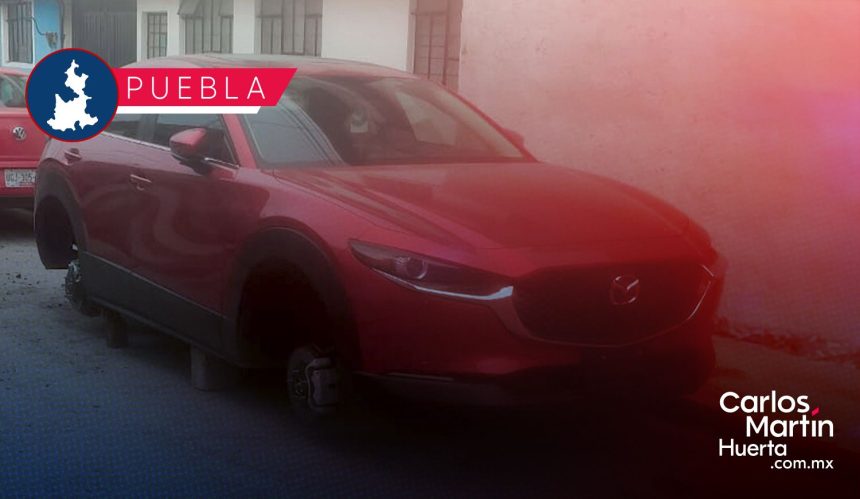 Sin las 4 llantas y en tabiques es como dejaron una camioneta en la colonia Santa Bárbara