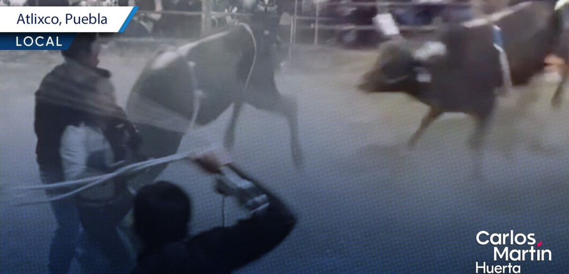 Toro embiste a padre e hijo durante jaripeo en Atlixco