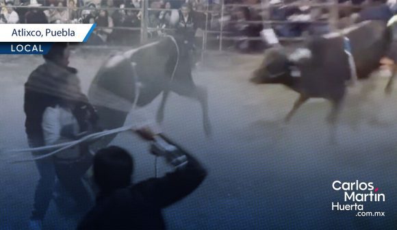 Toro embiste a padre e hijo durante jaripeo en Atlixco