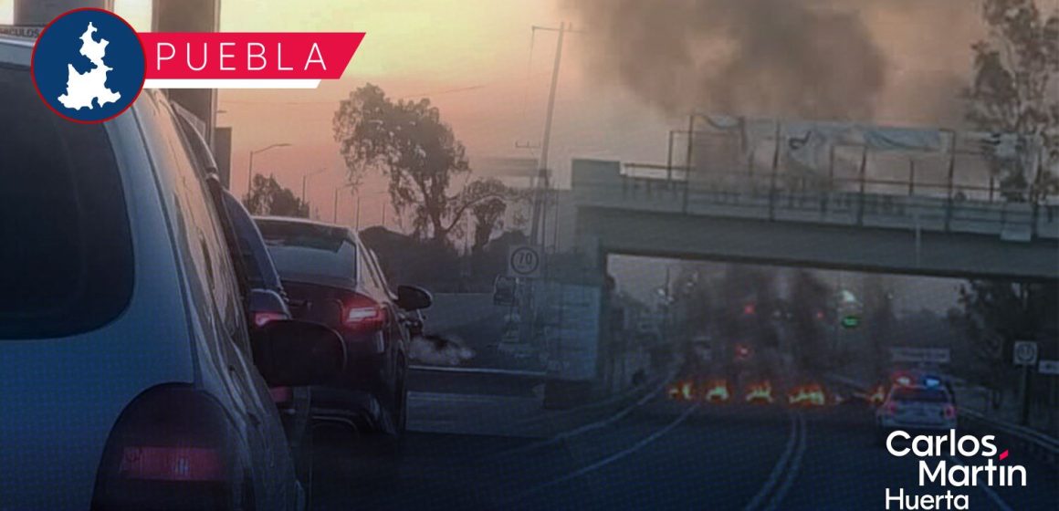 Transportistas bloquean la autopista Puebla-Tlaxcala; incendian maquinaria pesada