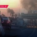 Transportistas bloquean la autopista Puebla-Tlaxcala; incendian maquinaria pesada