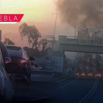 Transportistas bloquean la autopista Puebla-Tlaxcala; incendian maquinaria pesada