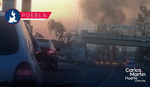 Transportistas bloquean la autopista Puebla-Tlaxcala; incendian maquinaria pesada