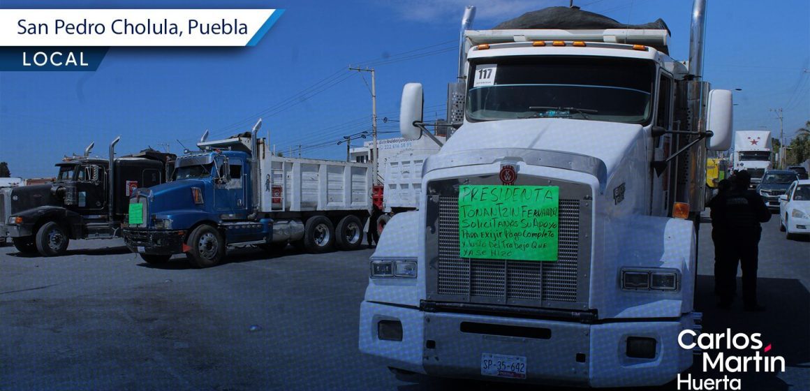 Transportistas bloquean la carretera federal México-Puebla para exigir pagos