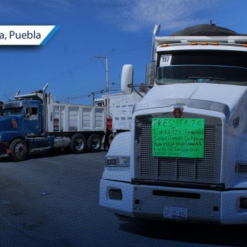 Transportistas bloquean la carretera federal México-Puebla para exigir pagos
