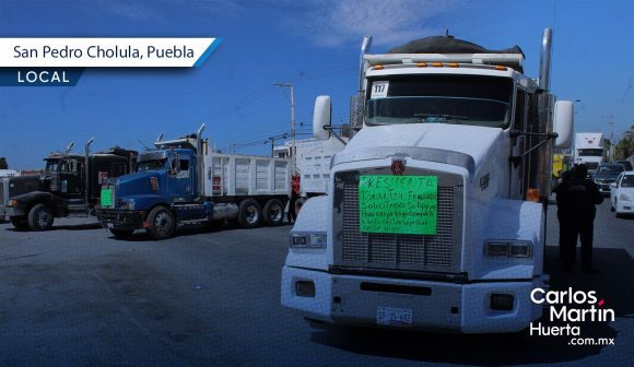 Transportistas bloquean la carretera federal México-Puebla para exigir pagos